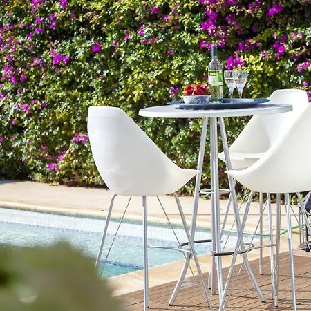 “enjoy The Holiday While Staying In This Villa” 71 *