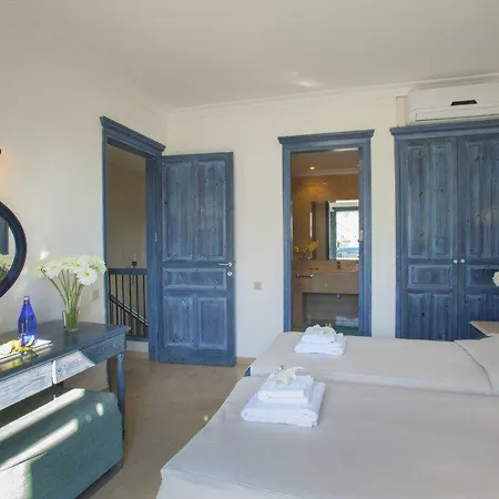 “enjoy The Holiday While Staying In This Villa” 71 *